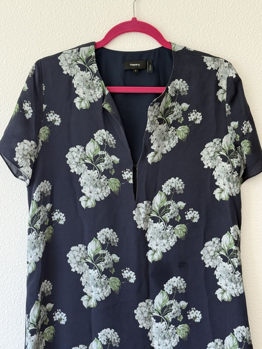 Theory navy floral short sleeve dress with clean V neckline and relaxed silhouette.